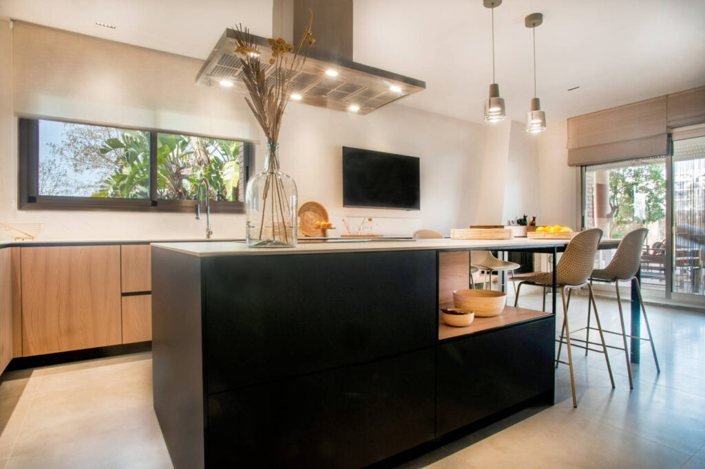 Cocina Isla Negro y Madera modelo serie 45 marca Dica y mueble deorativo abierto en la isla vilanova i la geltrú